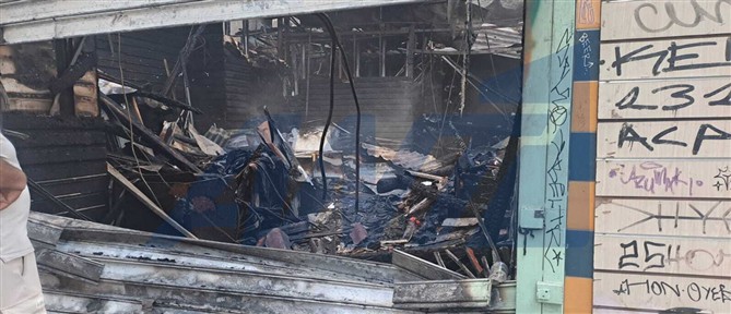 Φωτιά σε εμπορικό χώρο στο κέντρο της Αθήνας (εικόνες)