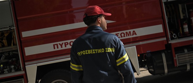 Λάρισα: ΙΧ τυλίχθηκε στις φλόγες εν κινήσει σε αυτοκινητόδρομο