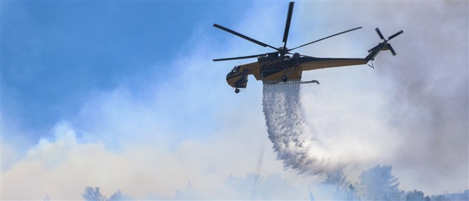 Λαύριο: Φωτιά στην Πλάκα – σηκώθηκαν εναέρια μέσα