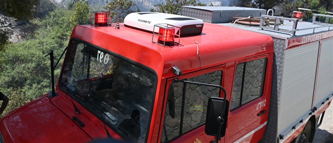 Θεσσαλονίκη: Σοβαρά τραυματίας 21 χρονος σε τροχαίο - Τον απεγκλώβισαν 7 πυροσβέστες