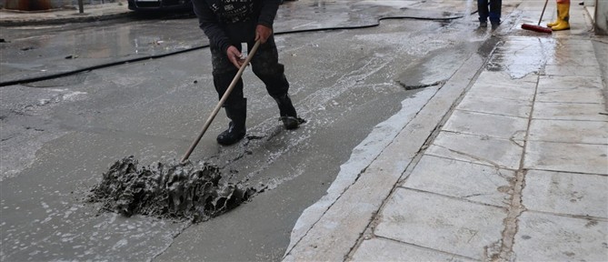 Κυψέλη: Ποτάμι υγρού τσιμέντου πλημμύρισε τους δρόμους (εικόνες)