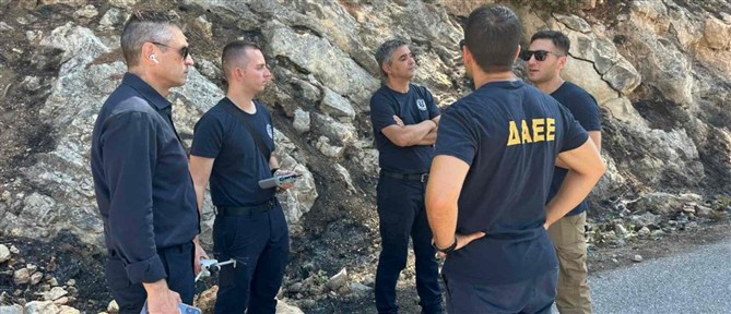 Αυτοψία από το κλιμάκιο της Διεύθυνσης Αντιμετώπισης Εγκλημάτων Εμπρησμού στο σημείο σύγκρουσης των δύο ελικόπτερων στην Ψάθα