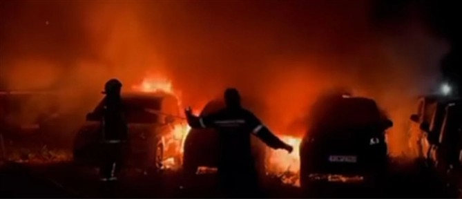 Ηράκλειο: Φωτιά σε επιχείρηση ενοικιαζόμενων αυτοκινήτων - Καταστράφηκαν 18 οχήματα