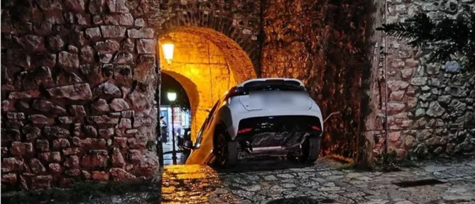 Ιωάννινα: Οδηγός εγκλωβίστηκε σε πύλη του κάστρου (εικόνες)