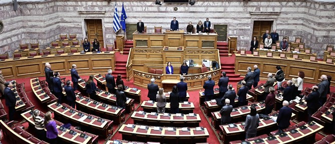 Τηρήθηκε ενός λεπτού σιγή από Ολομέλεια στη μνήμη των 57 θυμάτων του τραγικού δυστυχήματος στα Τέμπη