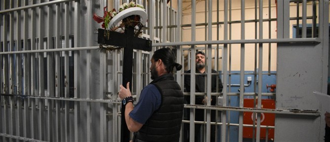 Ακολουθία Παθών και Περιφορά Επιταφίου στις φυλακές Λάρισας (εικόνες)