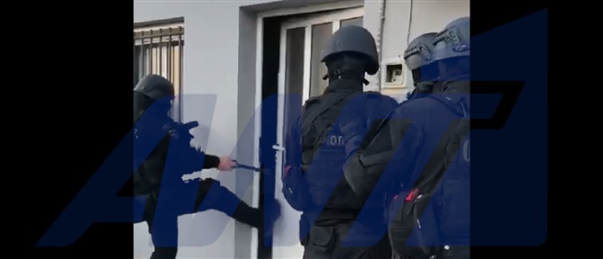 Τα ευρήματα της ΕΛ.ΑΣ. έπειτα από τη μεγάλη επιχείρηση στην Κρήτη - Κατασχέθηκαν όπλα, χρήματα και ναρκωτικά (βίντεο)