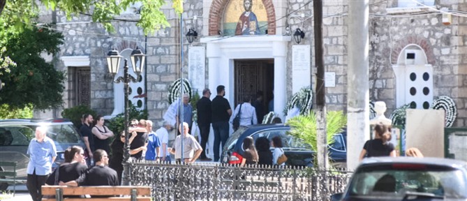 Διπλό φονικό στο Αίγιο: Βουβός θρήνος στην κηδεία μητέρας και γιου που δολοφονήθηκαν στον Λόγγο