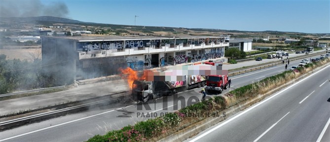 Νταλίκα τυλίχθηκε στις φλογες στην Εθνική Οδό Θεσσαλονίκης - Μουδανιών