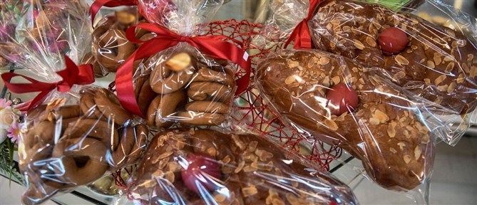 Εορταστικό ωράριο: Ανοιχτά σήμερα τα καταστήματα - Πώς θα λειτουργήσουν τη Μεγάλη Εβδομάδα