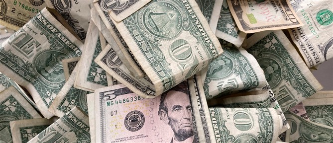 Οι ΗΠΑ σταματούν να στέλνουν δολάρια στο Ιράκ