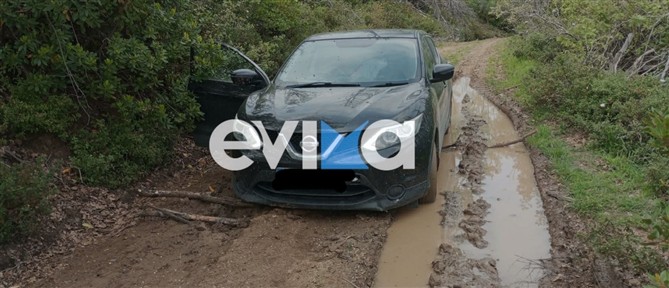 Εύβοια: Αυτοκίνητο εγκλωβίστηκε σε βάλτο