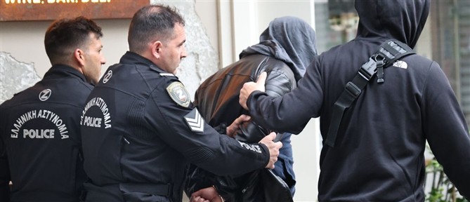 Πτώση γυναίκας στον ακάλυπτο - Φώναζε "άνοιξέ μου", πριν πέσει (βίντεο)