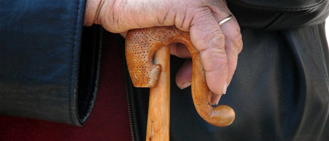 Κόρινθος: Άγνωστοι ξυλοκόπησαν και λήστεψαν ηλικιωμένο σε νεκροταφείο