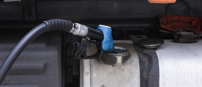 Ποια χώρα μειώνει τον φόρο στα καύσιμα;