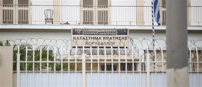 Συνελήφθη 52χρονος στον Κορυδαλλό για παράνομη οπλοκατοχή - Βρέθηκαν μαχαίρια, σουγιάδες και γεμιστήρες