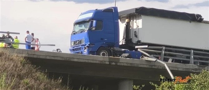 Σοβαρό τροχαίο στην Εγνατία Οδό: Νταλίκα έπεσε πάνω σε γέφυρα και ξήλωσε μπάρες (βίντεο)