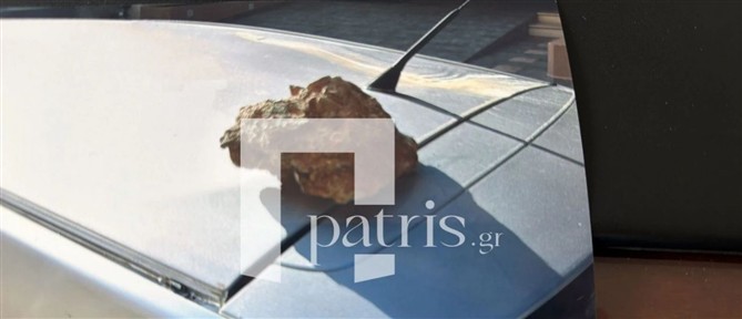 Μεγάλο κομμάτι τσιμέντου αποκολλήθηκε από γέφυρα και προσγειώθηκε σε αυτοκίνητο (εικόνες)