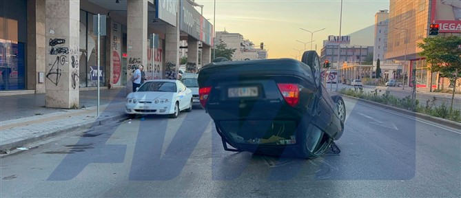 Θεσσαλονίκη: Αυτοκίνητο έπεσε πάνω σε παρκαρισμένα οχήματα κι αναποδογύρισε